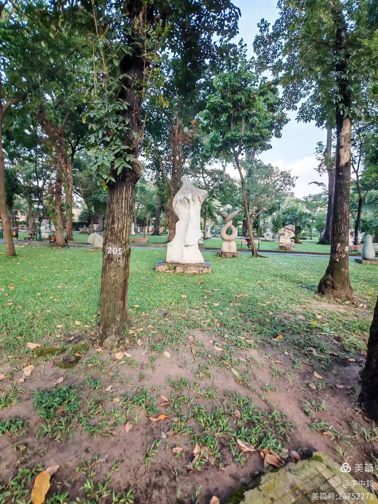 越南战争纪念馆坐落于胡志明市中心一条不起眼的马路上,正门看起来